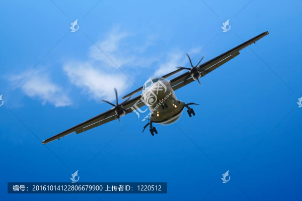 螺旋槳飛機降落在多云的天空