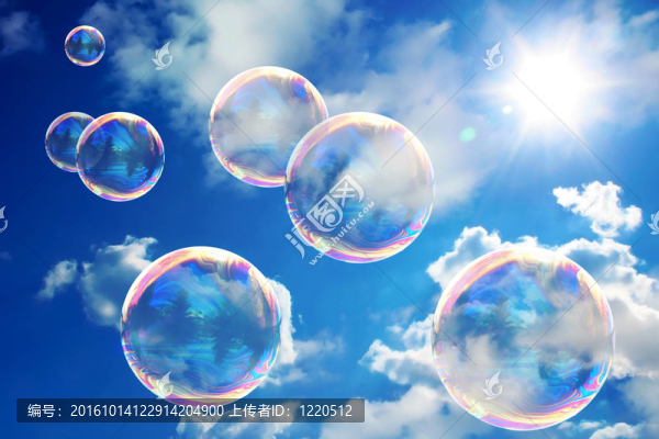 藍(lán)色天空上的肥皂泡