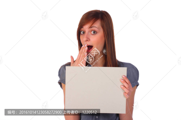 驚訝的女孩拿著一張空白卡片；孤立的