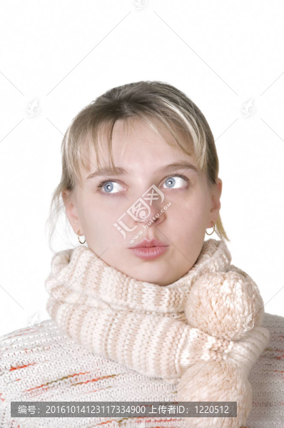 美麗的高加索女孩在冬季服裝