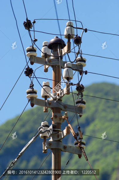 藍天背景下的金屬電桿