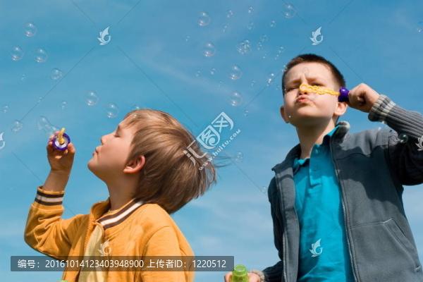 兩個(gè)有泡沫的男孩
