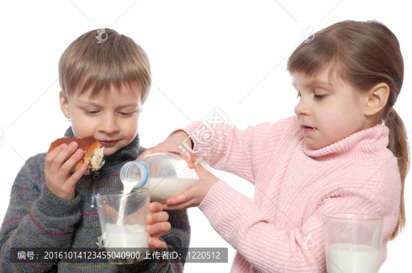 孩子們吃午飯
