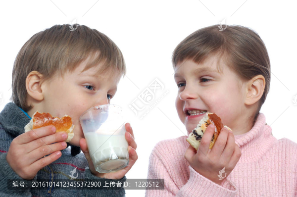 孩子們吃午飯的牛奶