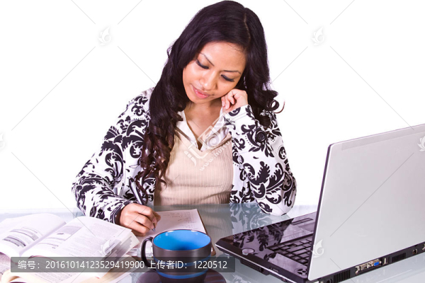 女商人在伏案工作