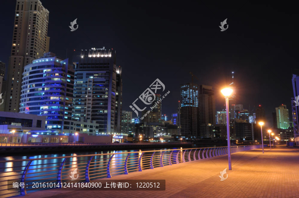 夜晚漫步在迪拜碼頭。迪拜阿拉伯聯(lián)合酋長國