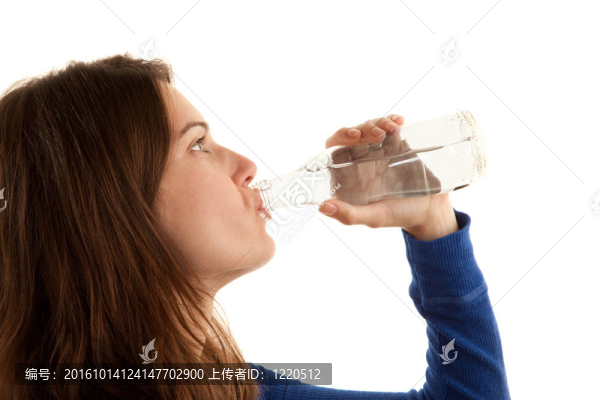 女子的飲用水