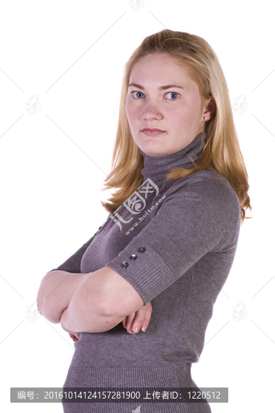 可愛的女人，雙臂交叉在一起