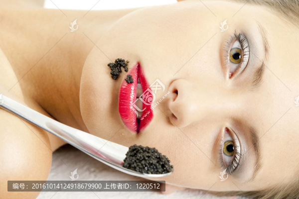 說謊的女人黑魚子醬肖像