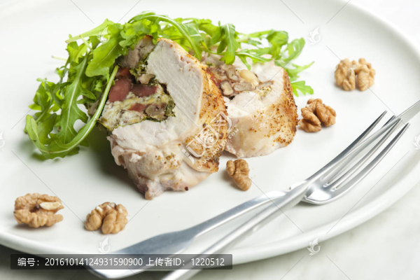豬肉卷裝香腸；雞蛋；杏仁和ruccola