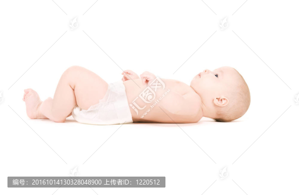 躺在尿布上的男嬰