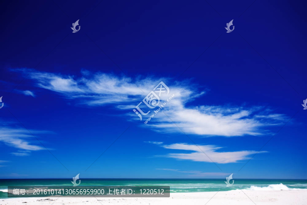 海灘上的云。