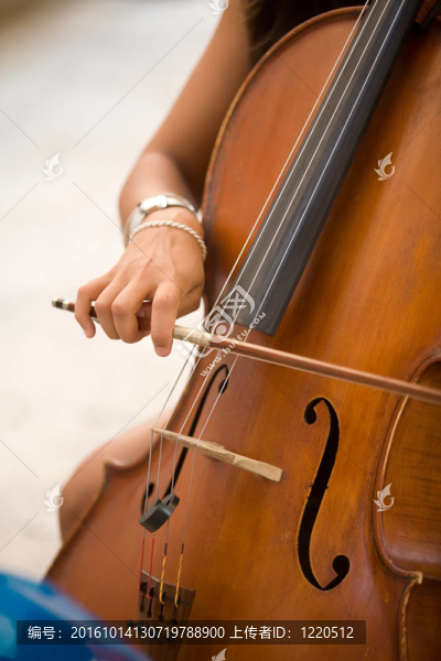 女人彈低音