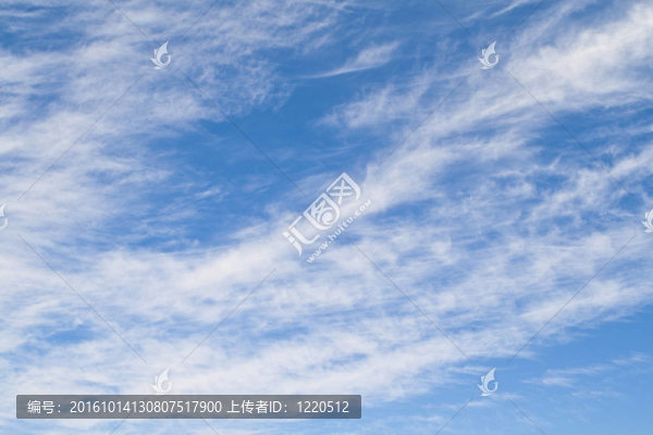 藍色天空中的白云