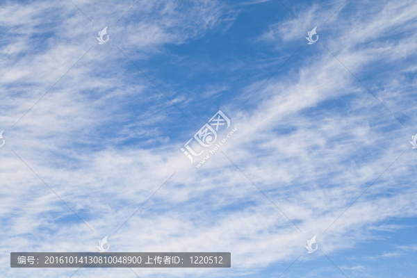 藍色天空中的白云