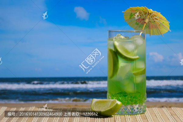 mojito雞尾酒在藍(lán)色的天空