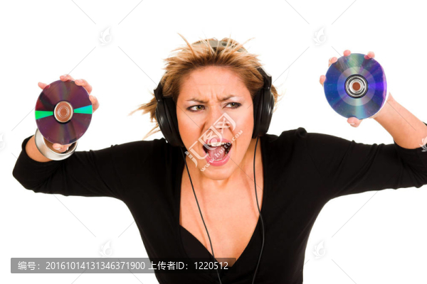 美麗的年輕女子聽音樂
