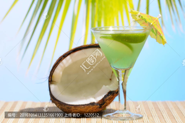 mojito雞尾酒在藍色的天空
