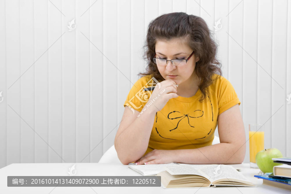 這個女孩有寫書和書的學(xué)生