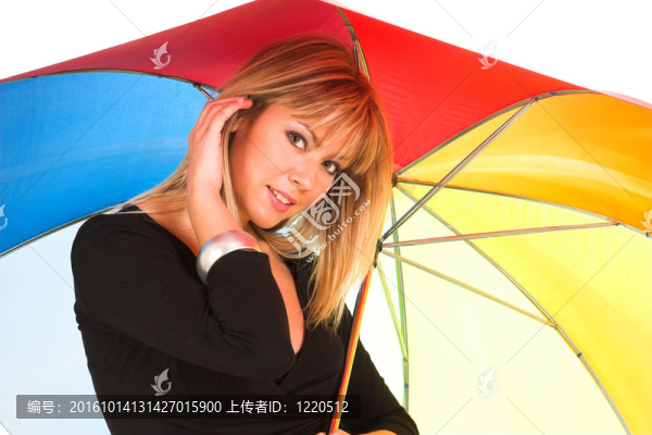 帶傘的年輕女孩