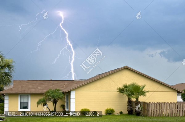 午后暴雨期間附近的大型日間閃電襲擊