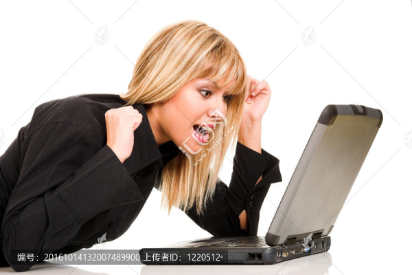 微笑的年輕女人帶著筆記本