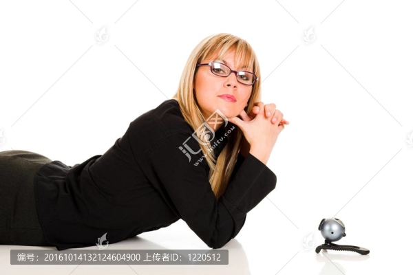 漂亮的年輕女人與攝像頭