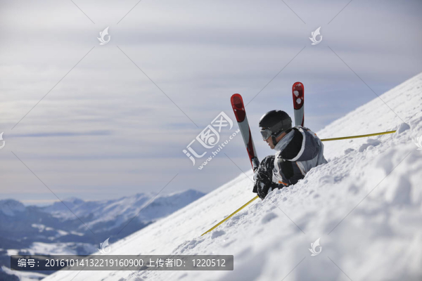 年輕的滑雪者在陽光明媚的冬日，放松