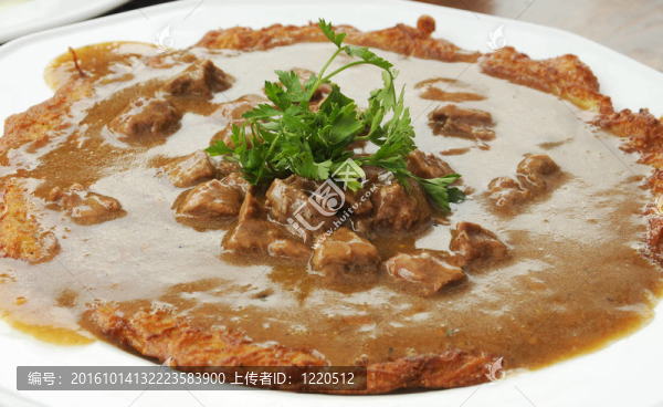 土豆餅和燉牛肉
