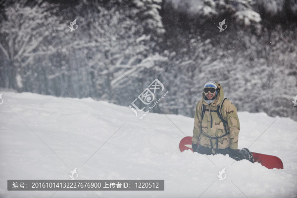 快樂的滑雪者的肖像
