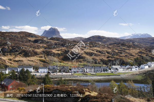 蘇格蘭洛欣弗與Suilven在陽(yáng)光明媚的春天里的村莊