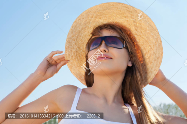 一個(gè)可愛的年輕女子戴著草帽特寫肖像