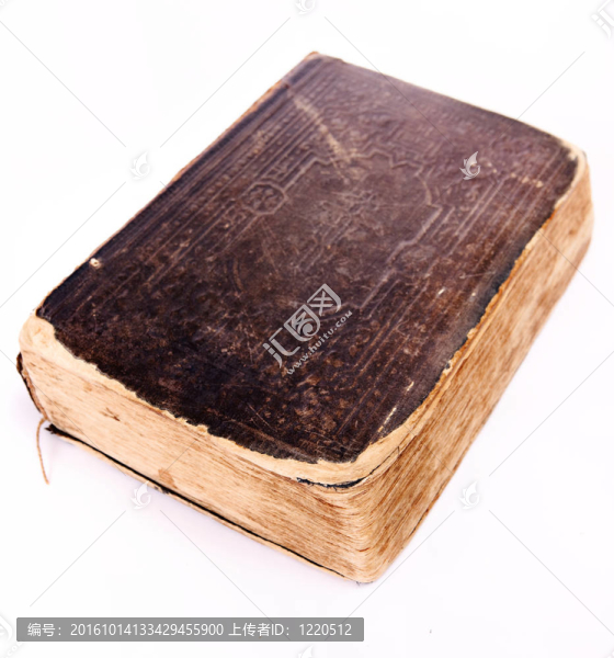 在白色背景上分離的舊書