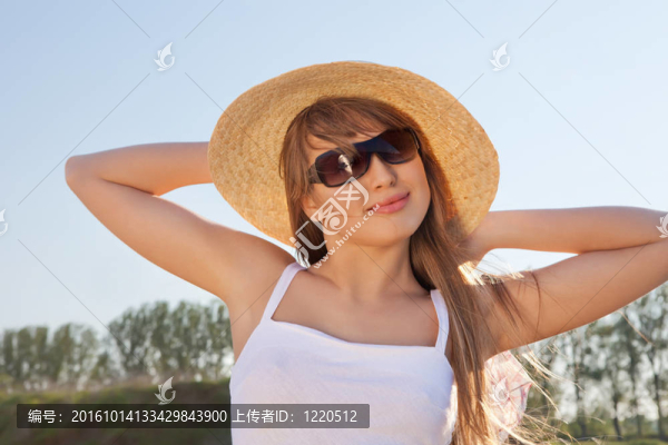 一個可愛的年輕女子戴著草帽特寫肖像