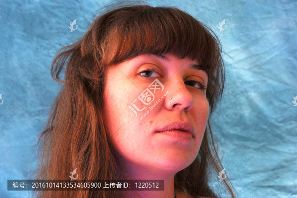 美麗的女人看起來嚴肅