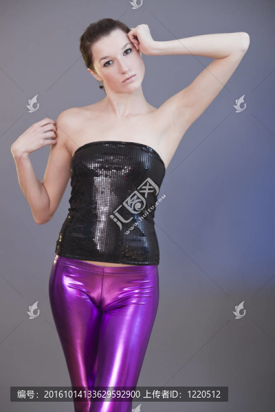 閃亮的緊身褲的女人