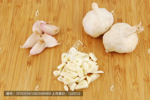 砧板上的大蒜制備方法