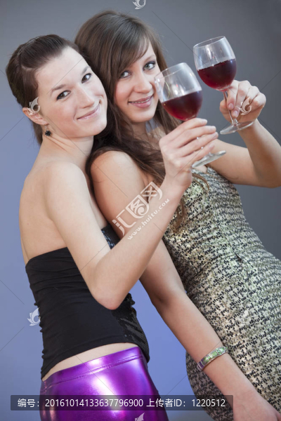 敬酒的女孩