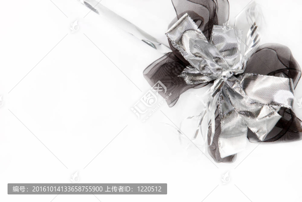 黑銀禮品套右側(cè)的白色背景