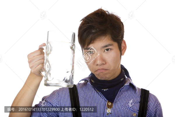 亞洲看起來悲傷；空的啤酒杯