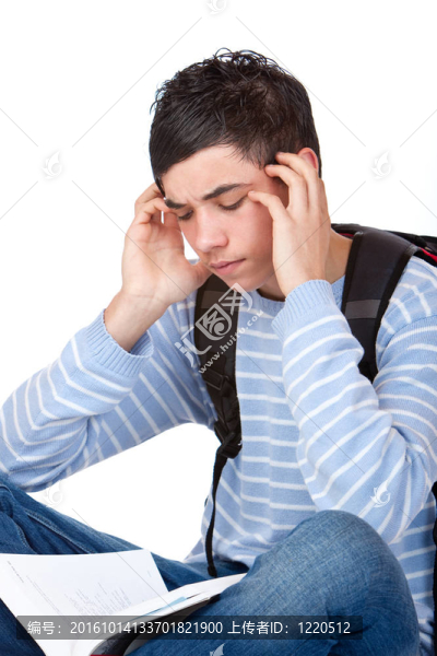 從學習壓力中頭痛的年輕英俊男學生