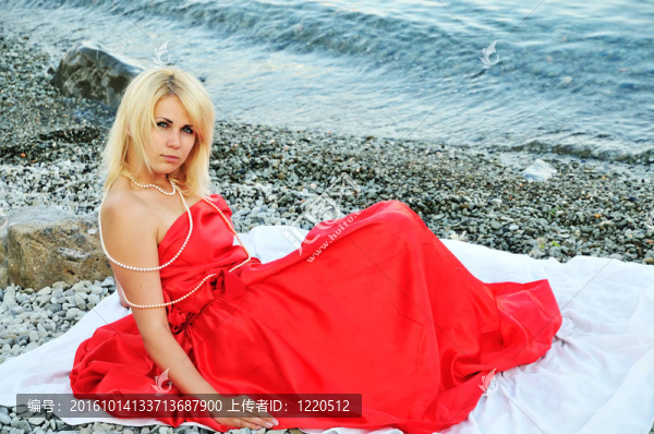 穿紅衣服的女士