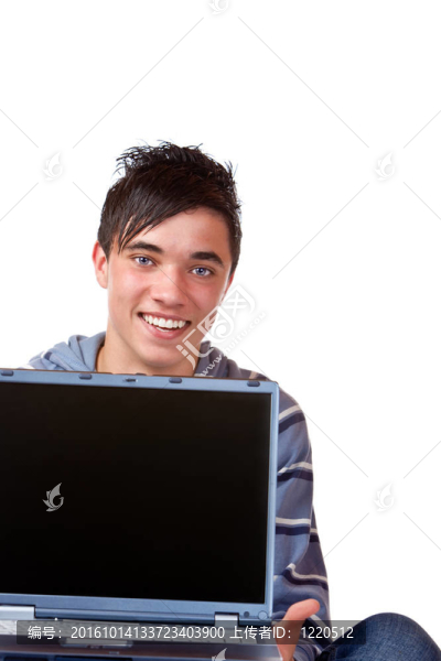 英俊快樂的男青少年表演