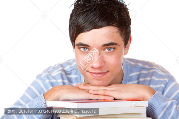 年輕快樂的英俊男學(xué)生靠學(xué)習(xí)書