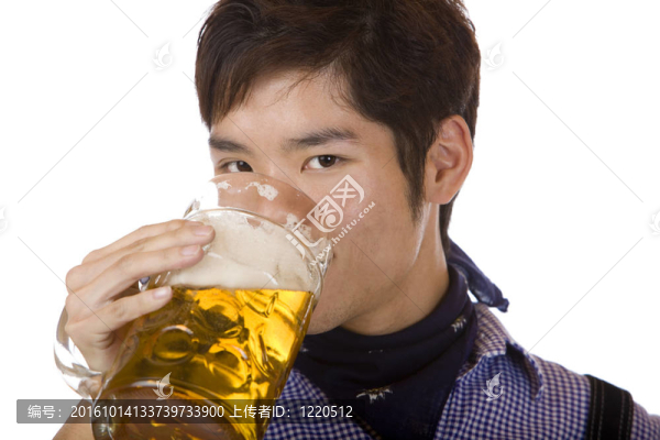 年輕人喝了啤酒斯坦（質(zhì)量）