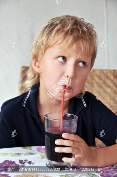 喝酒的男孩
