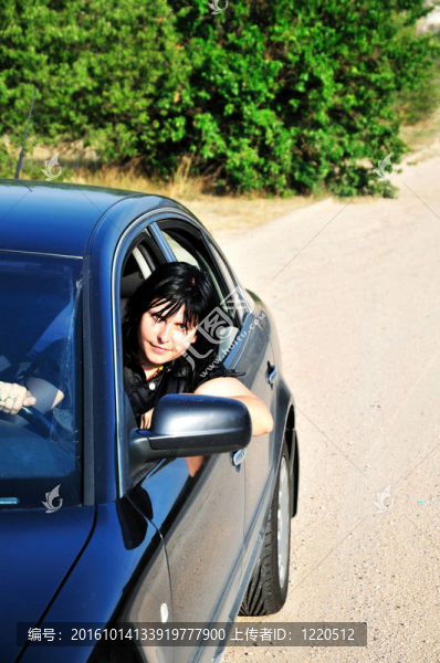 駕駛汽車的女人