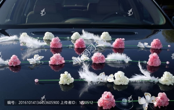 黑色汽車上的五顏六色的花