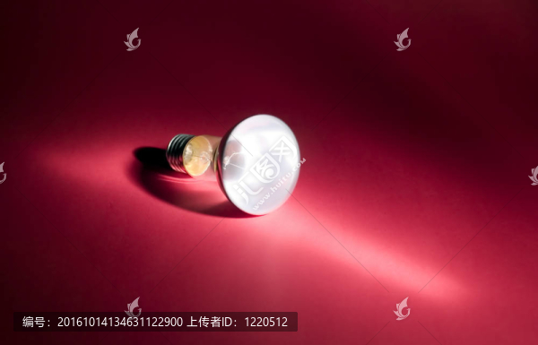 紅色背景電燈泡