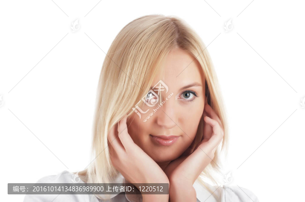 穿著白色襯衫的那位快活迷人的金發(fā)女郎